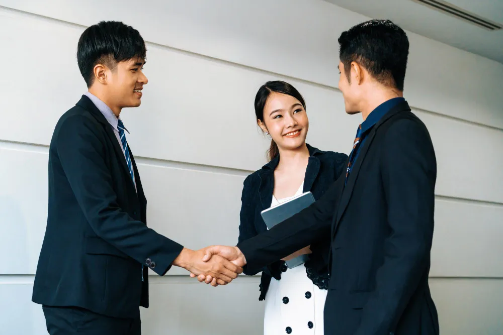 Doanh nhân Nhật Bản đang bắt tay đối tác Việt